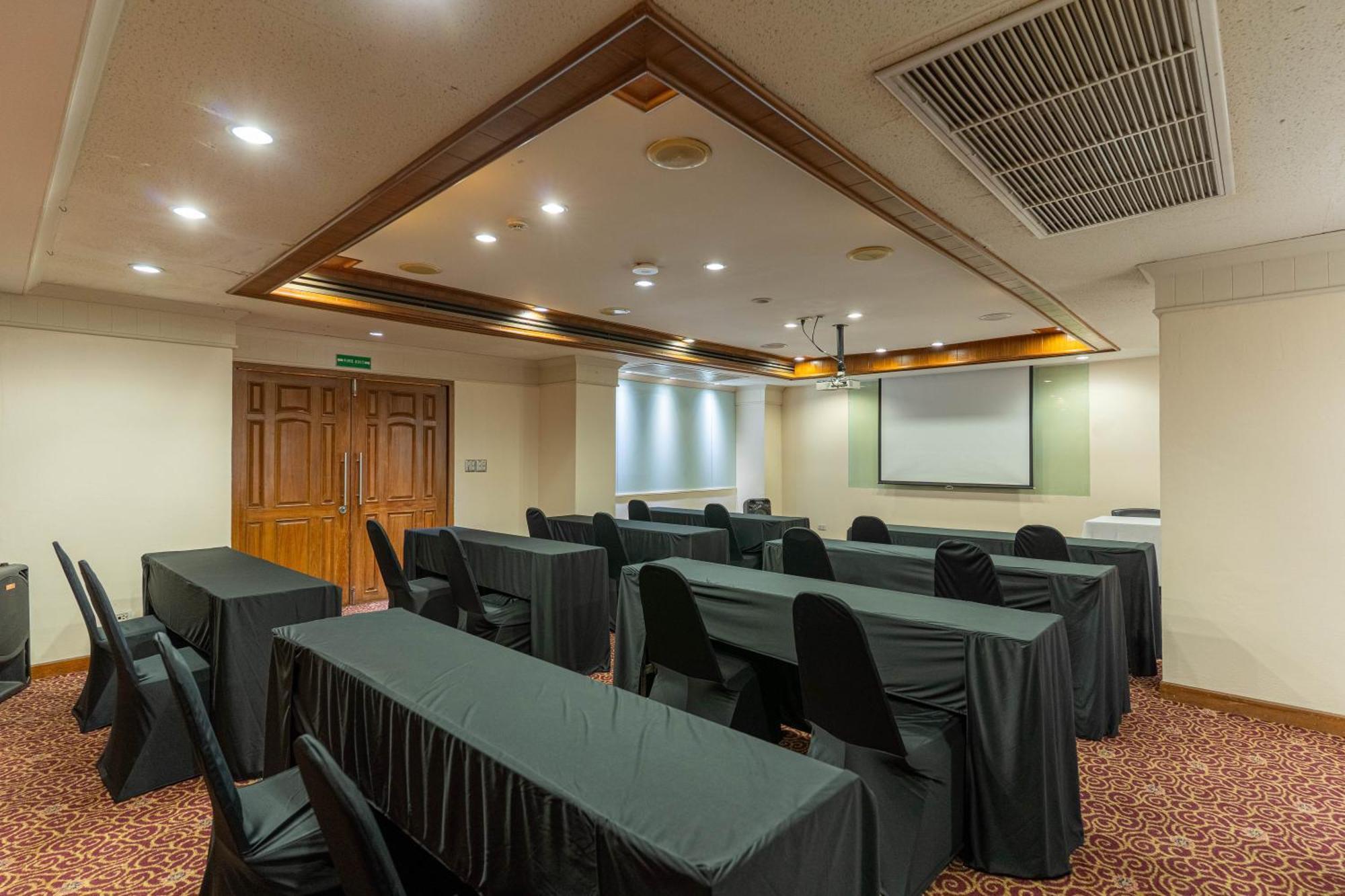 Hotel Journeyhub Sukhumvit 26, - Formely St