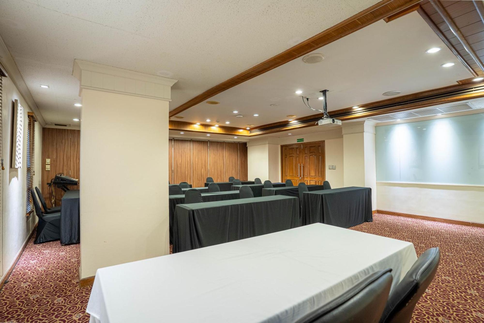 Hotel Journeyhub Sukhumvit 26, - Formely St