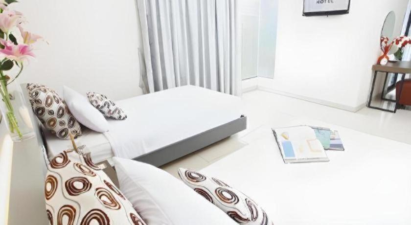 Lee Nova Hotel