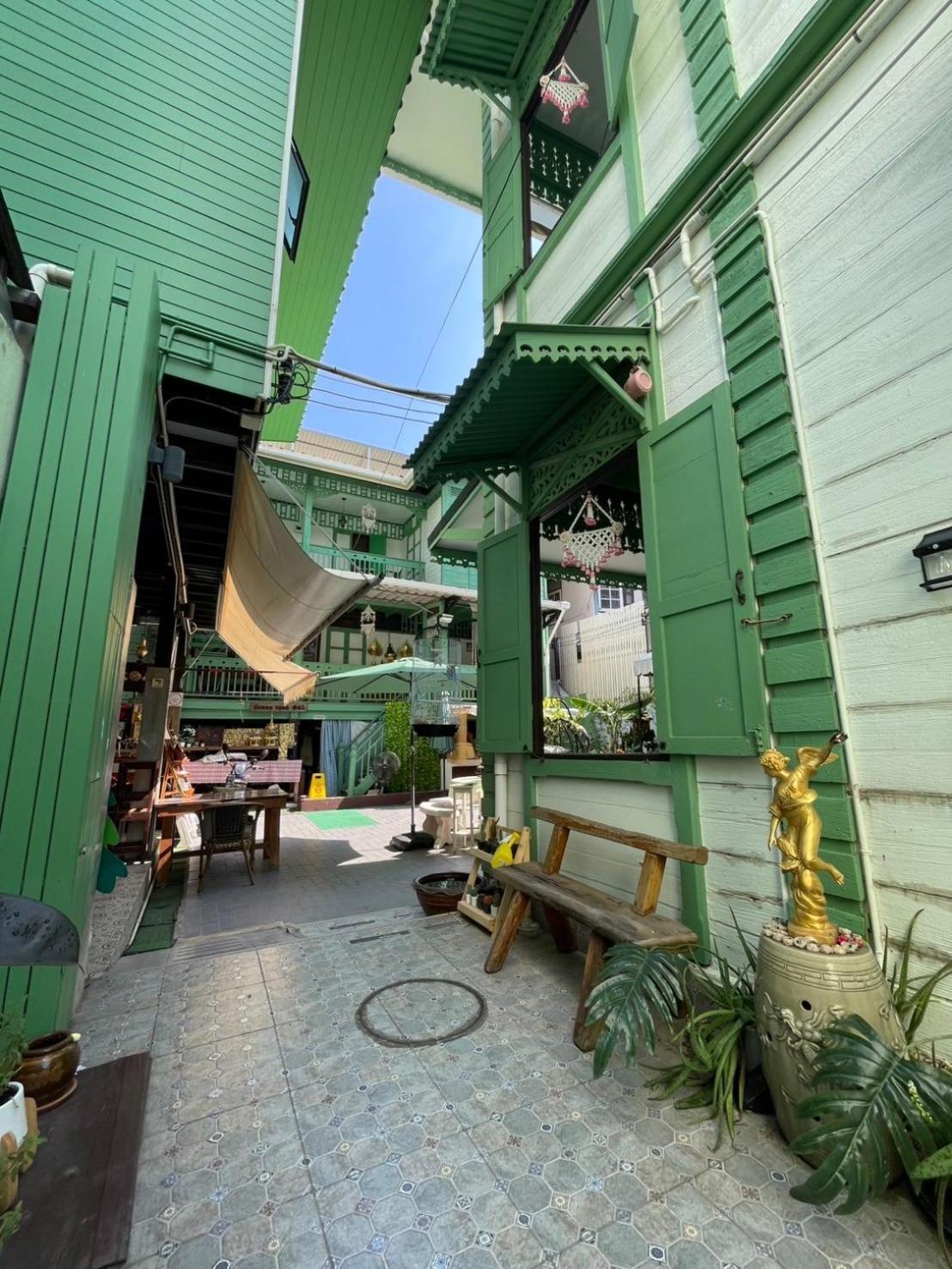 Rumah tetamu Teak House