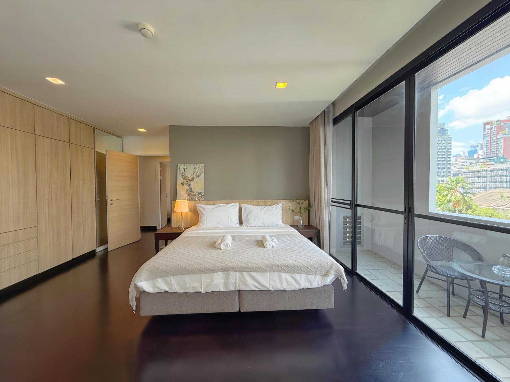 Spacious Sukhumvit Ment Near Emsphere Bts Phrom Phong Apartment Bangkok