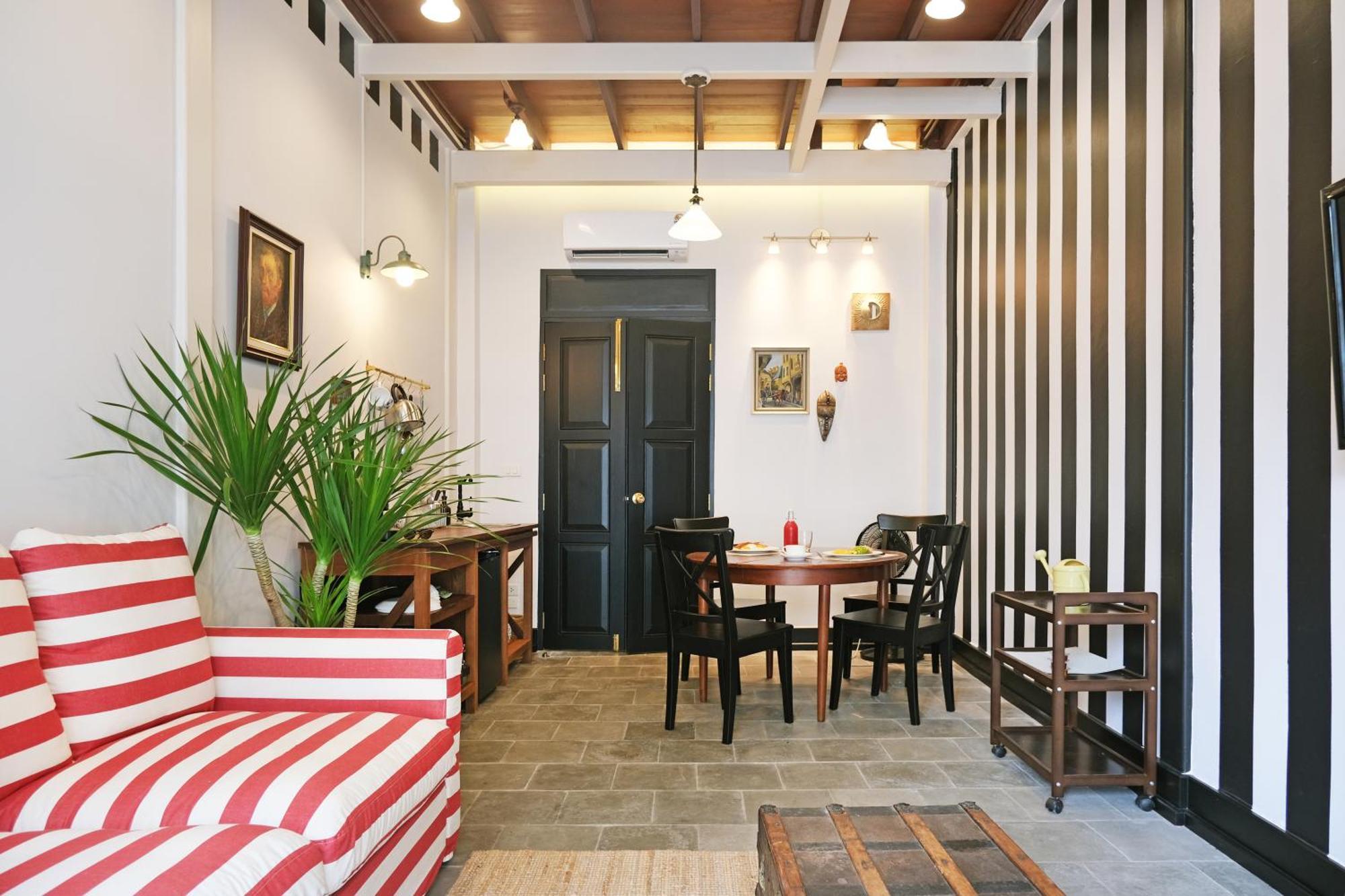 Cozy Artist Gem In Chinatown, Stroll To Mrt & Apartment