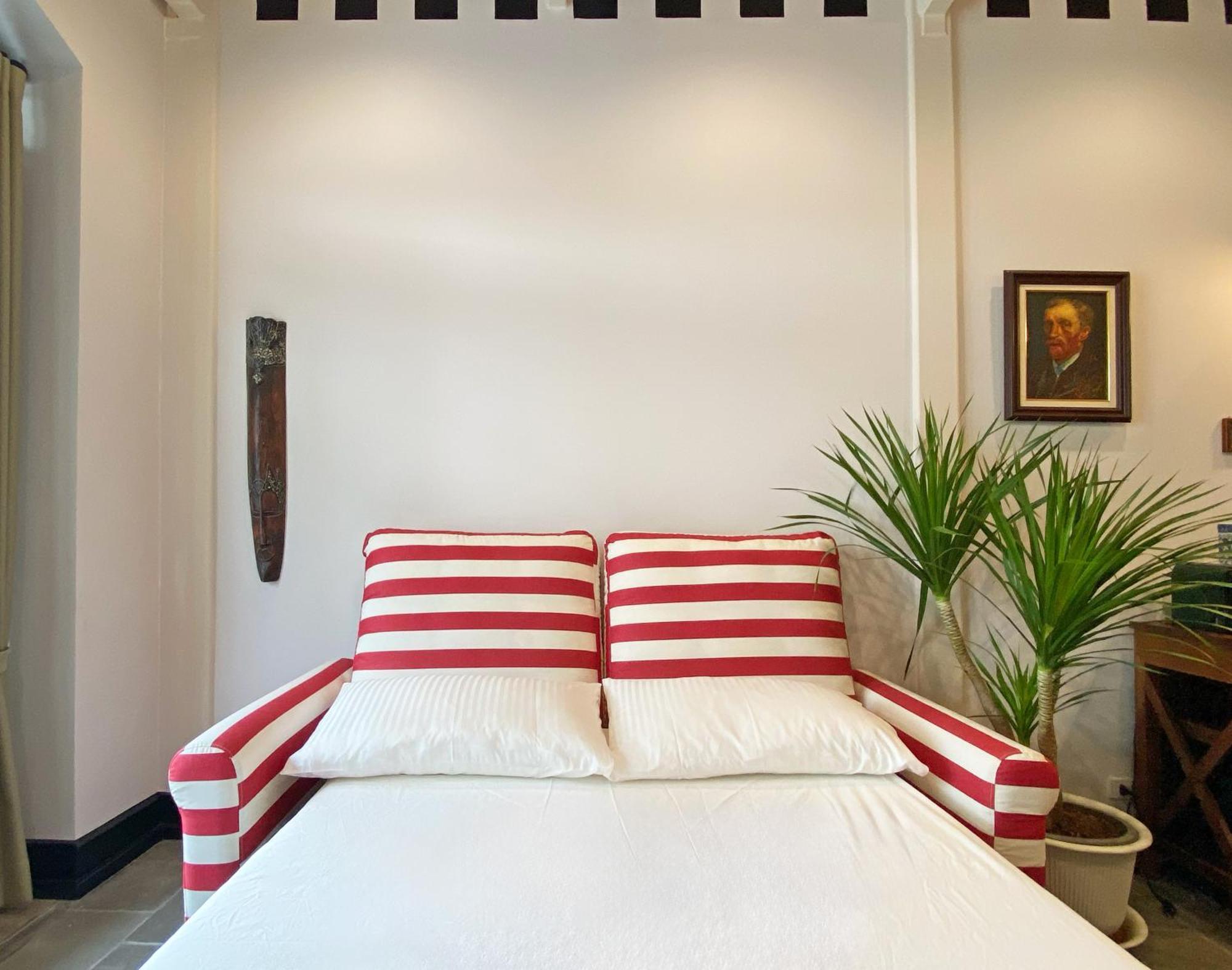 Cozy Artist Gem In Chinatown, Stroll To Mrt & Apartment *