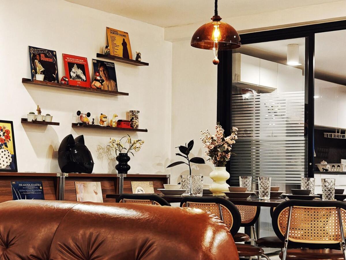 4br Modern Art With Free Wi-fi Netflix Vinyl Villa Bangkok