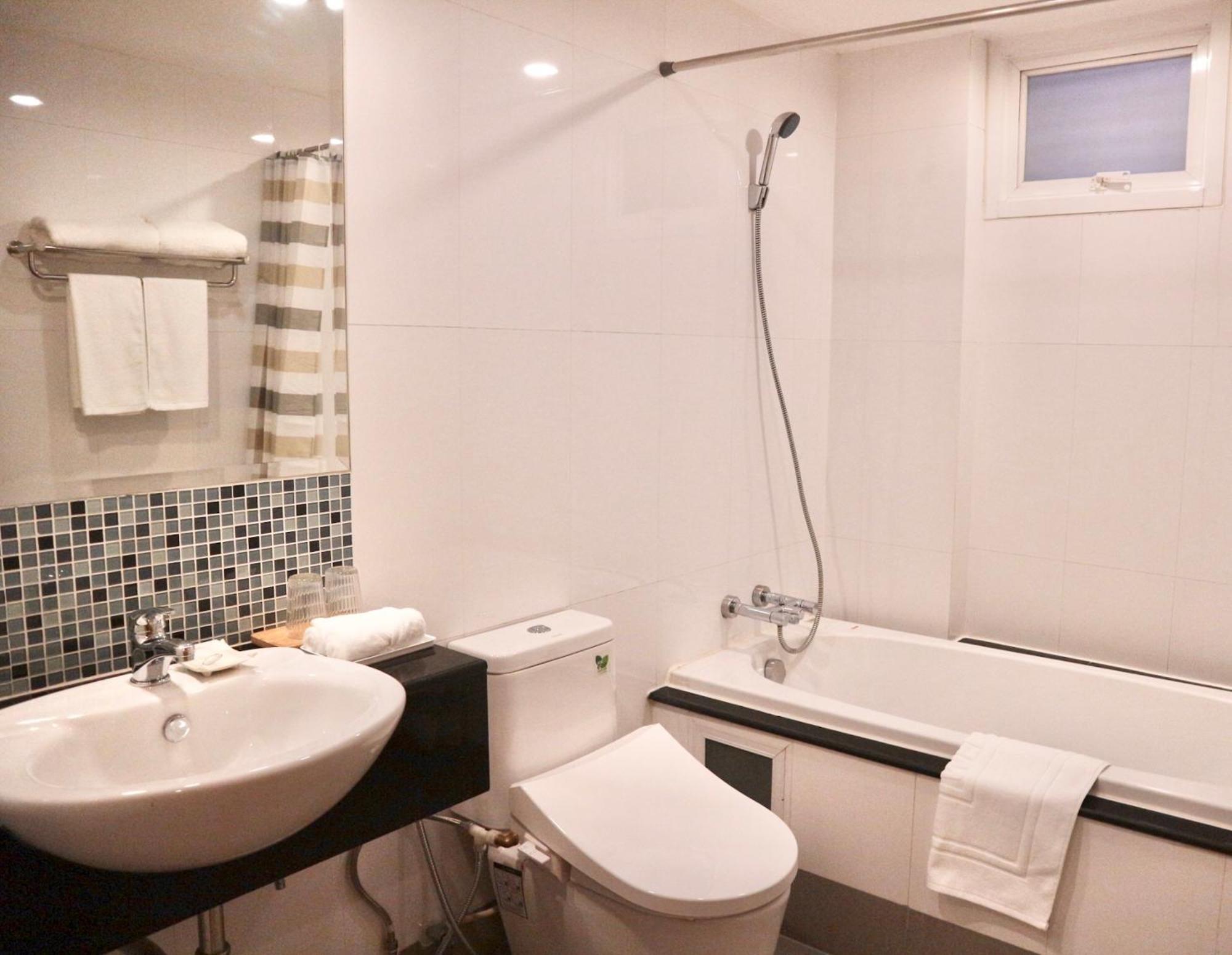 Icon Narindra An Expansive And Elegant With A Complimentary Minibar Service Bangkok