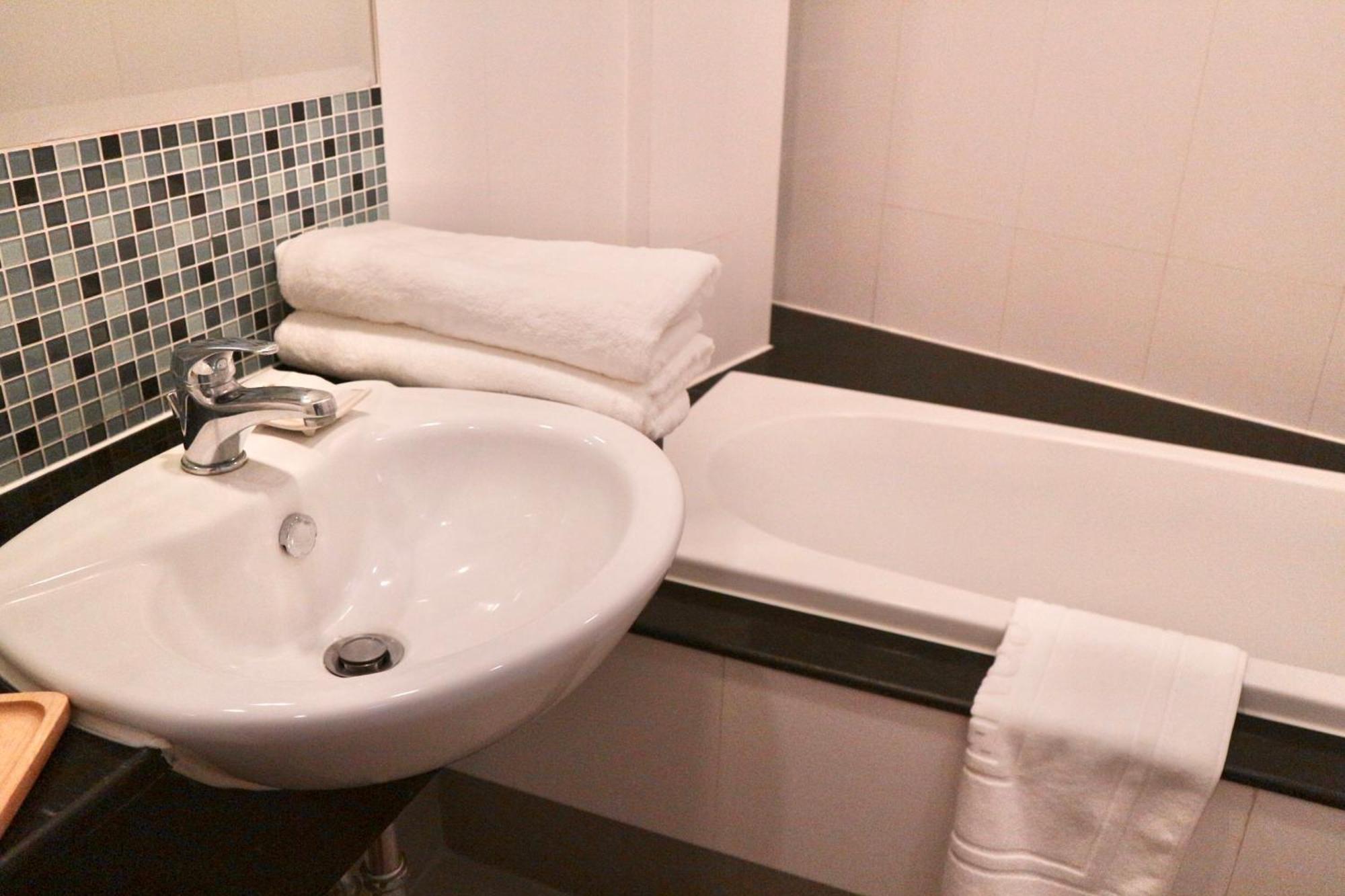 Icon Narindra An Expansive And Elegant With A Complimentary Minibar Service Hotel 4*
