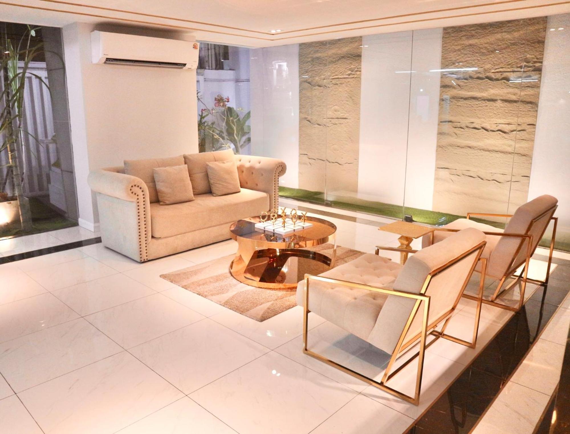 Icon Narindra An Expansive And Elegant With A Complimentary Minibar Service Hotel 4*