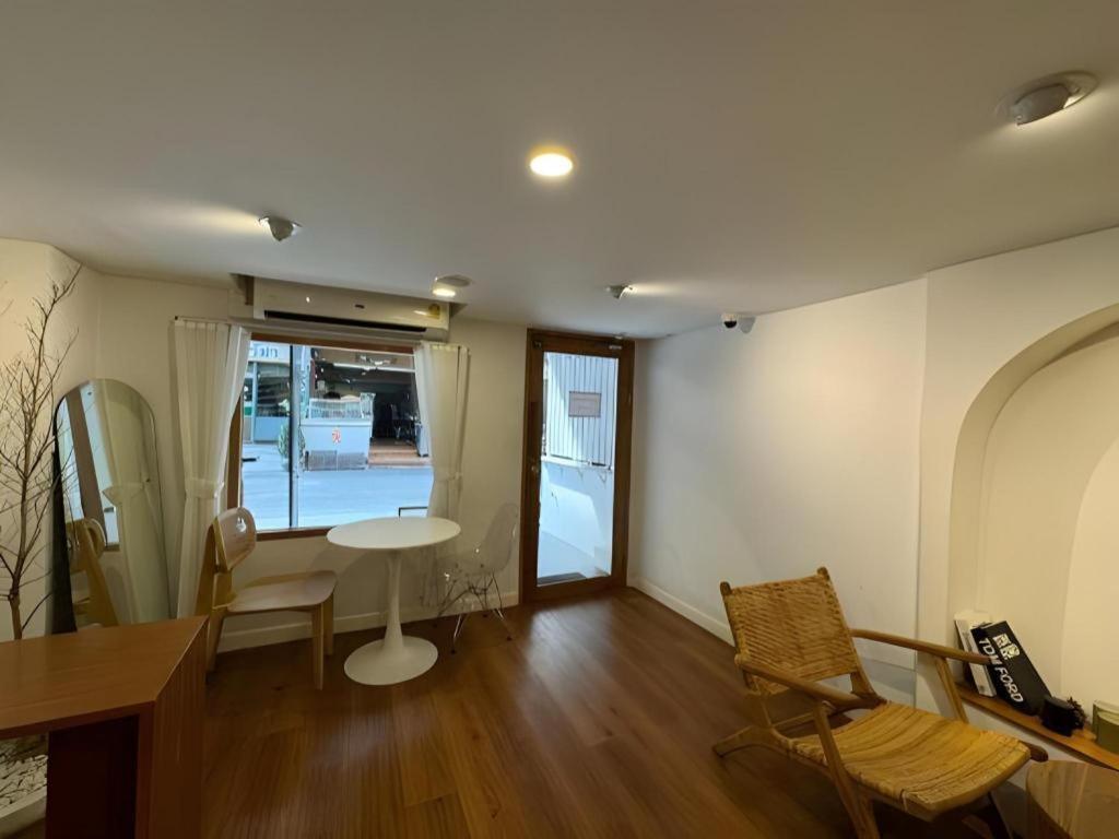 Hotel Seoul3 & Slow Bar Cafe 2*