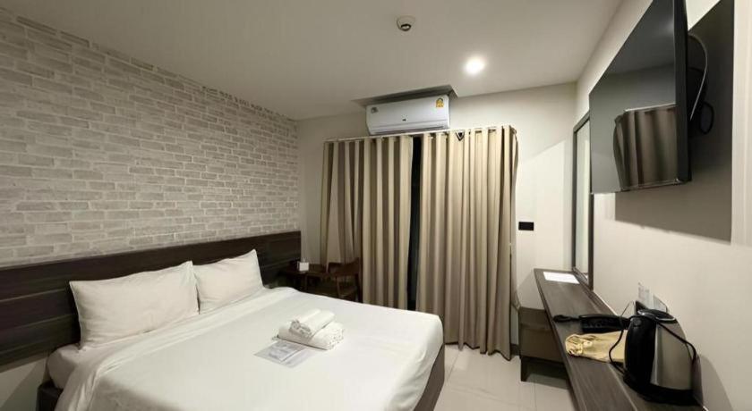 Seoul3 & Slow Bar Cafe 2* Bangkok