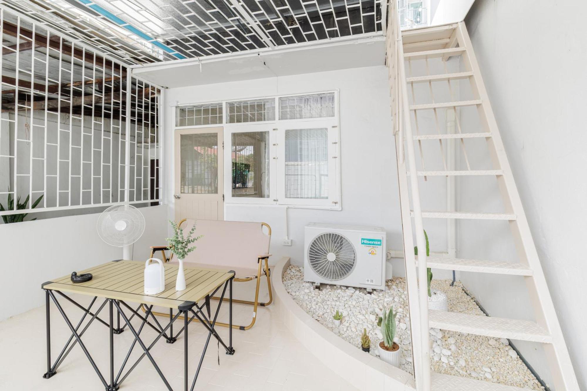 A Townhouse 100m From Bts Bangchak *