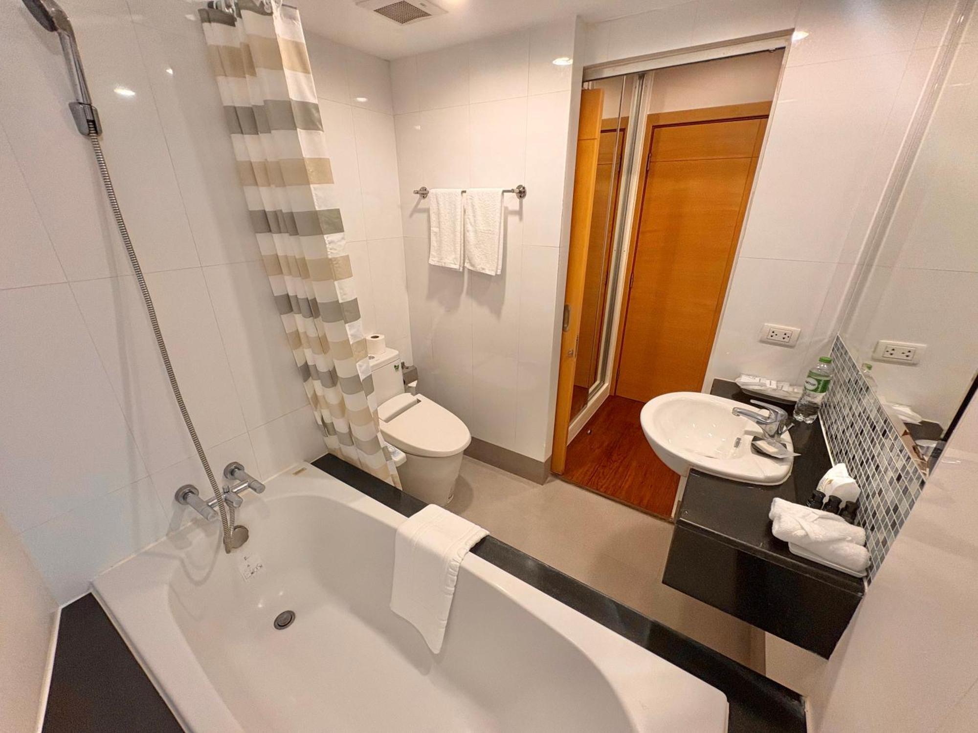 Icon Narindra An Expansive And Elegant With A Complimentary Minibar Service Hotel 4*