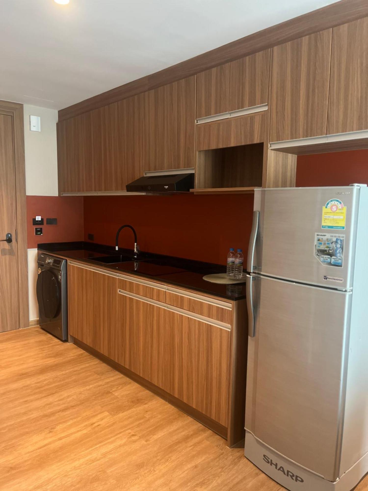 Spacious Bedroom- 2 Mins From Train Station Apartment