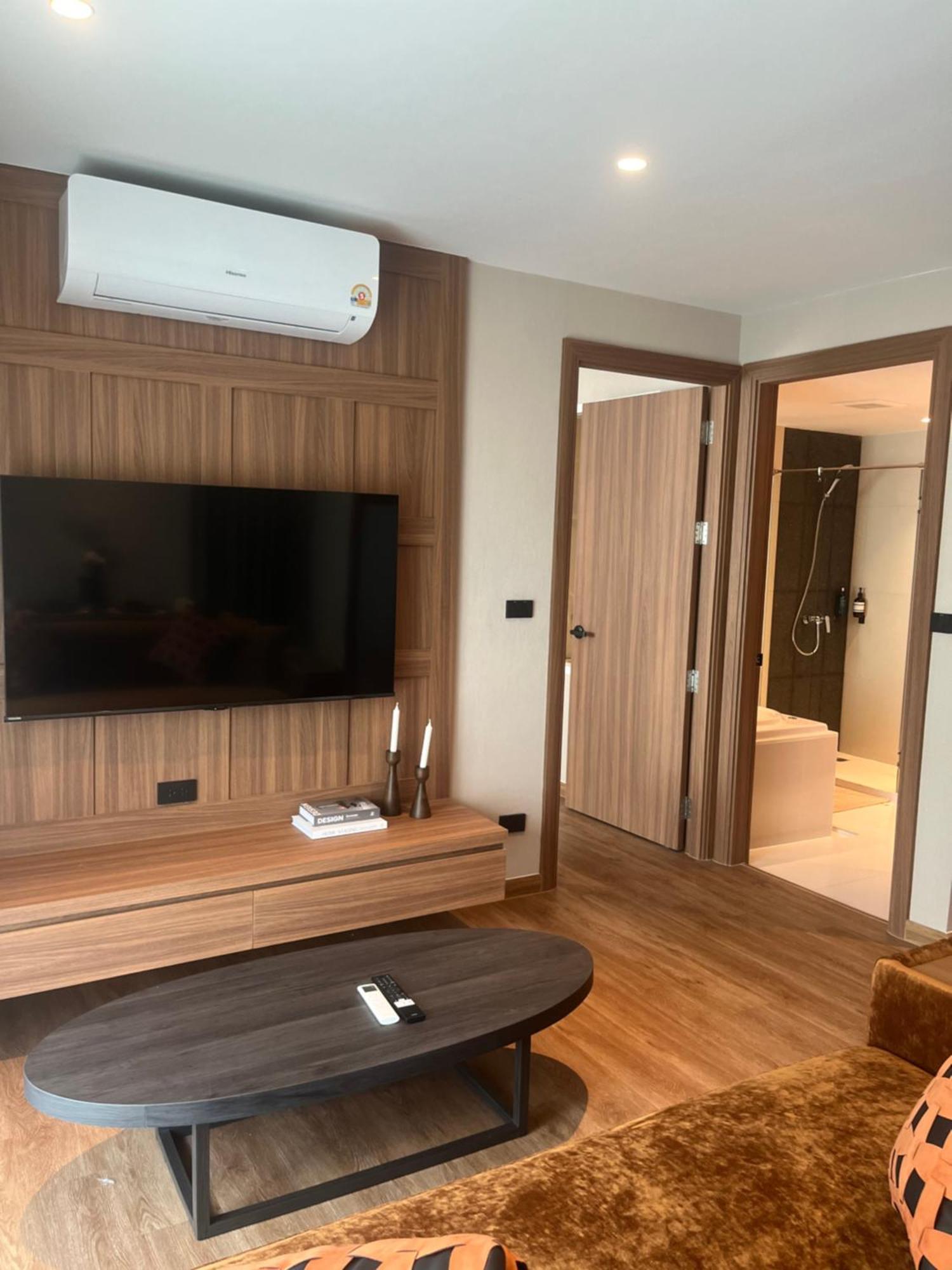Spacious Bedroom- 2 Mins From Train Station Apartment Bangkok