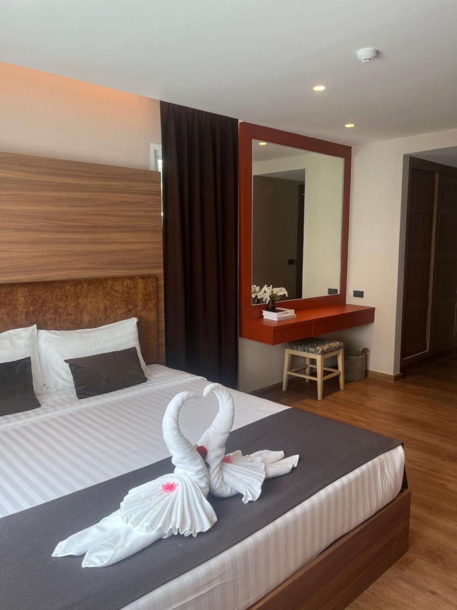 Spacious Bedroom- 2 Mins From Train Station *