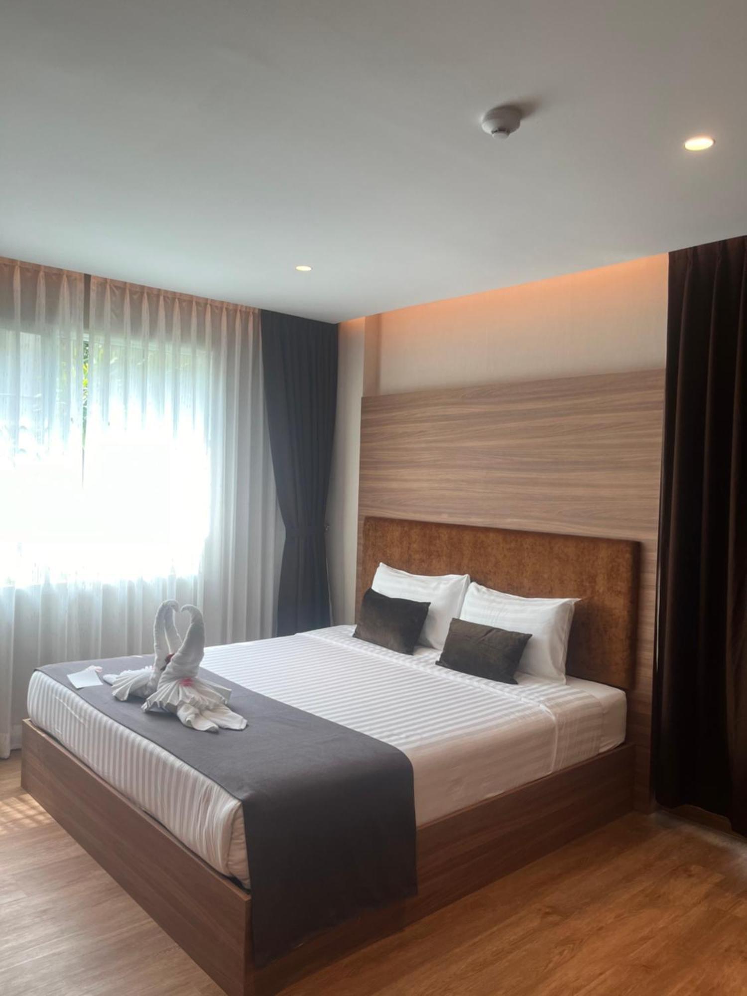 Spacious Bedroom- 2 Mins From Train Station Apartment
