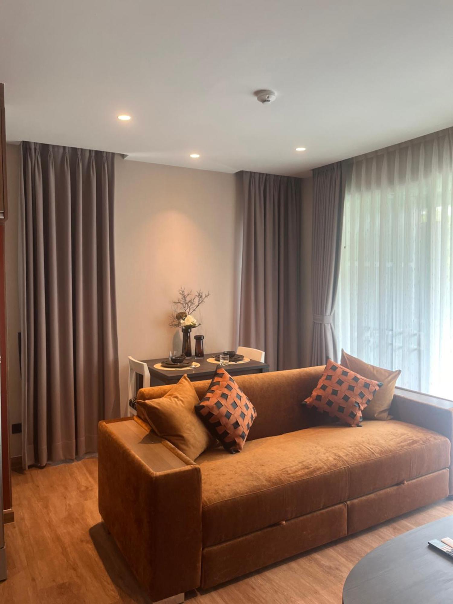 Spacious Bedroom- 2 Mins From Train Station
