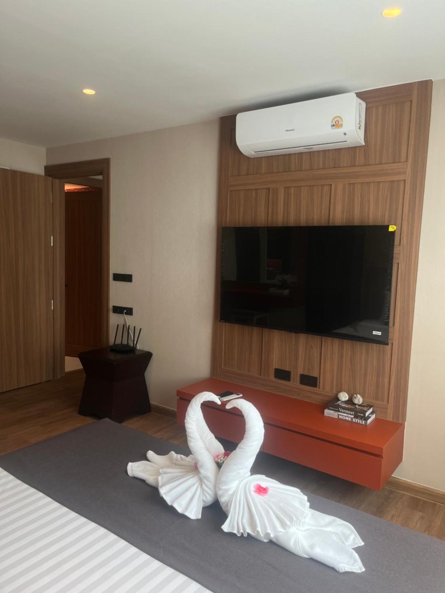 Apartment Spacious Bedroom- 2 Mins From Train Station Bangkok