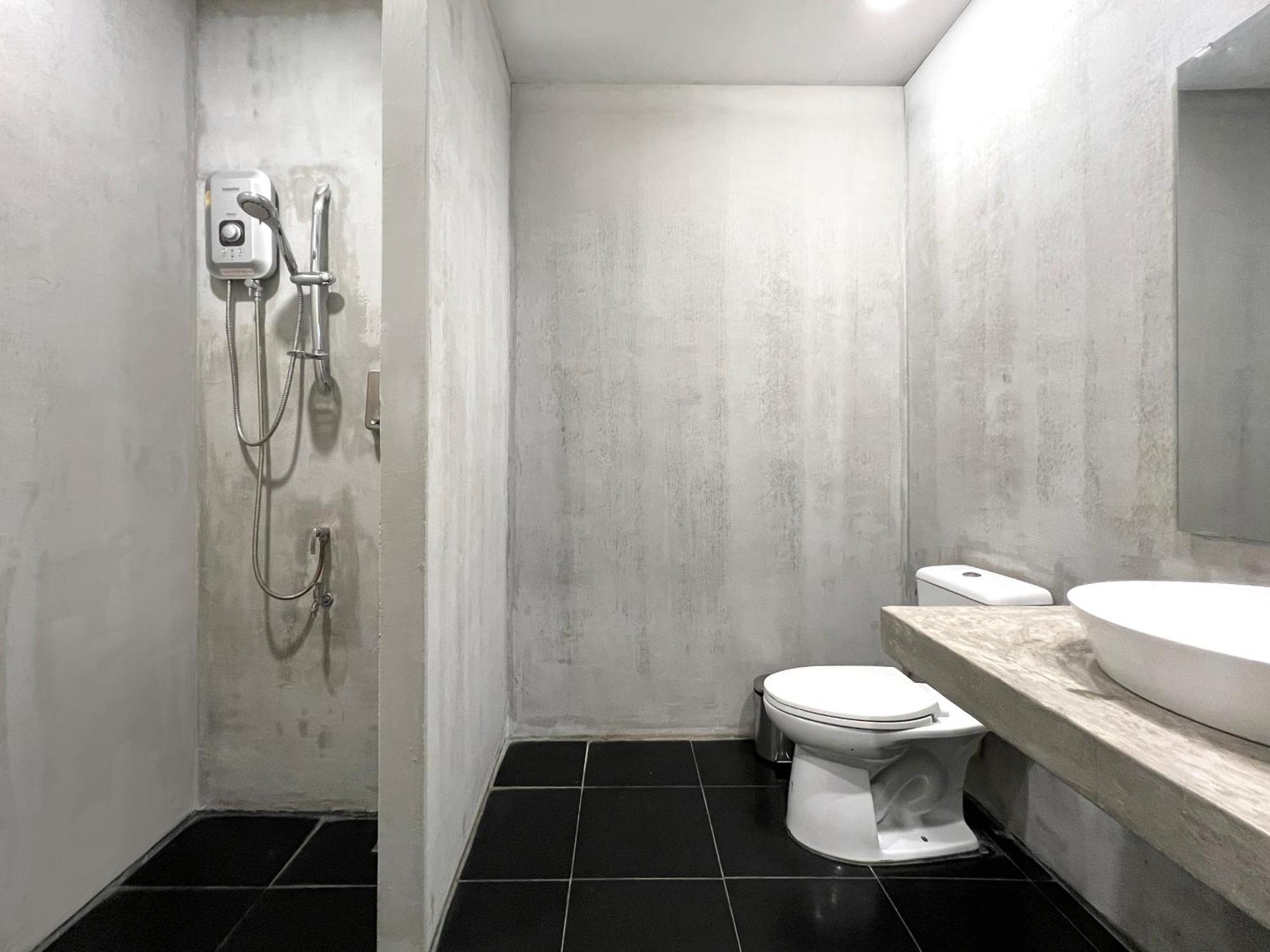 Chatel Bkk Hostel *