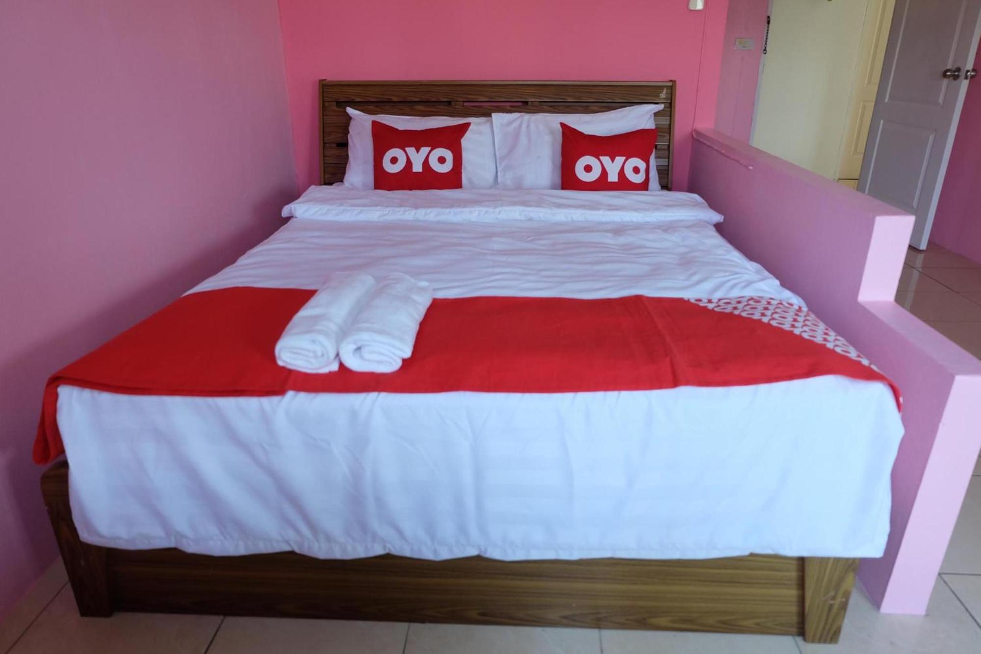 Oyo 75429 '101 Place Navanakorm' Bangkok