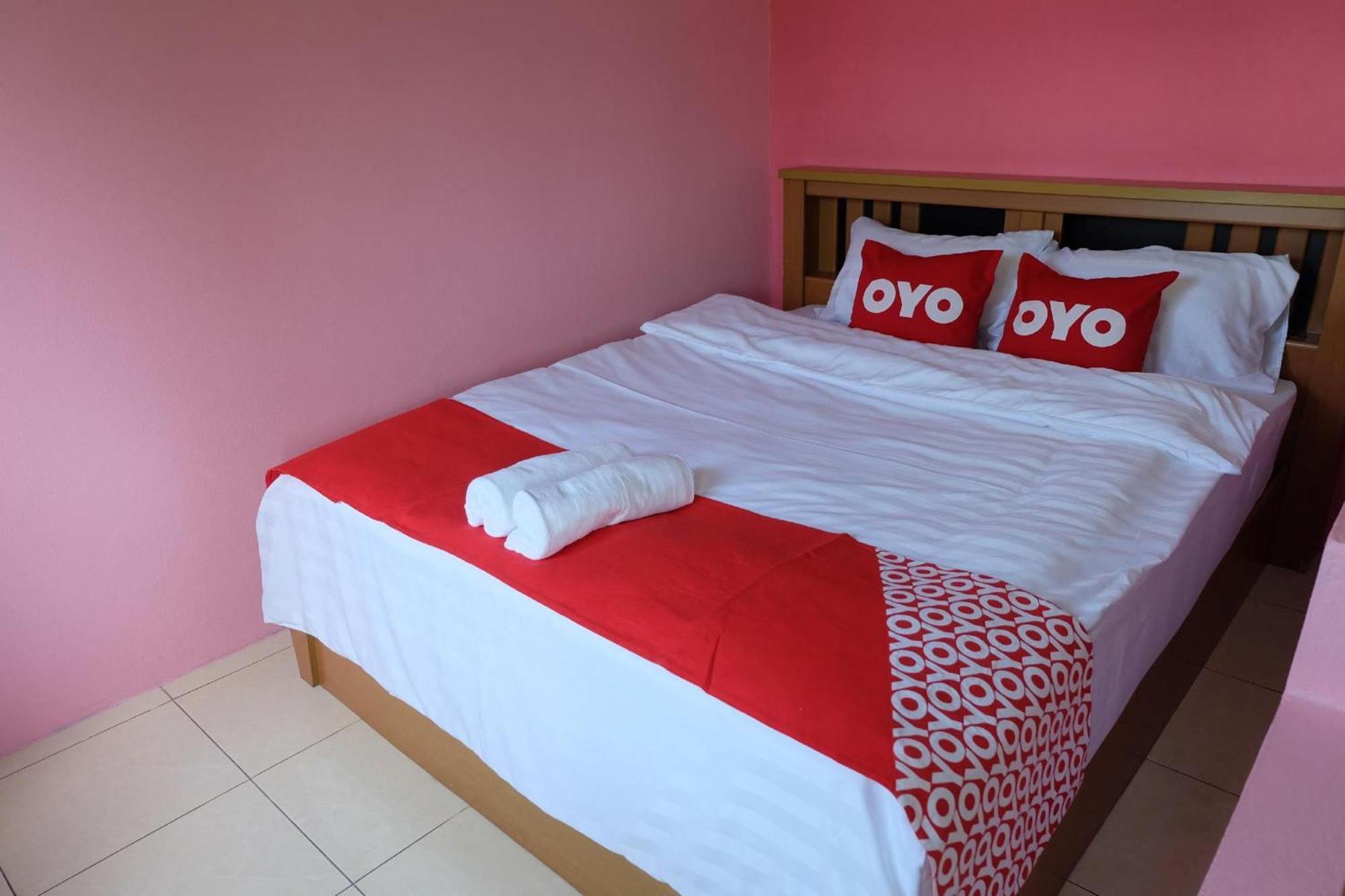 Oyo 75429 '101 Place Navanakorm' Hotel