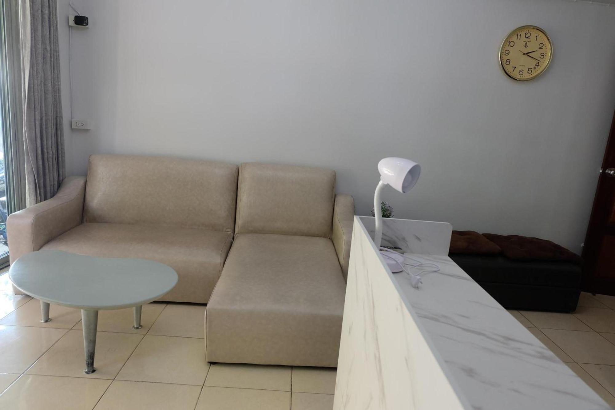 Oyo 75429 '101 Place Navanakorm' Bangkok