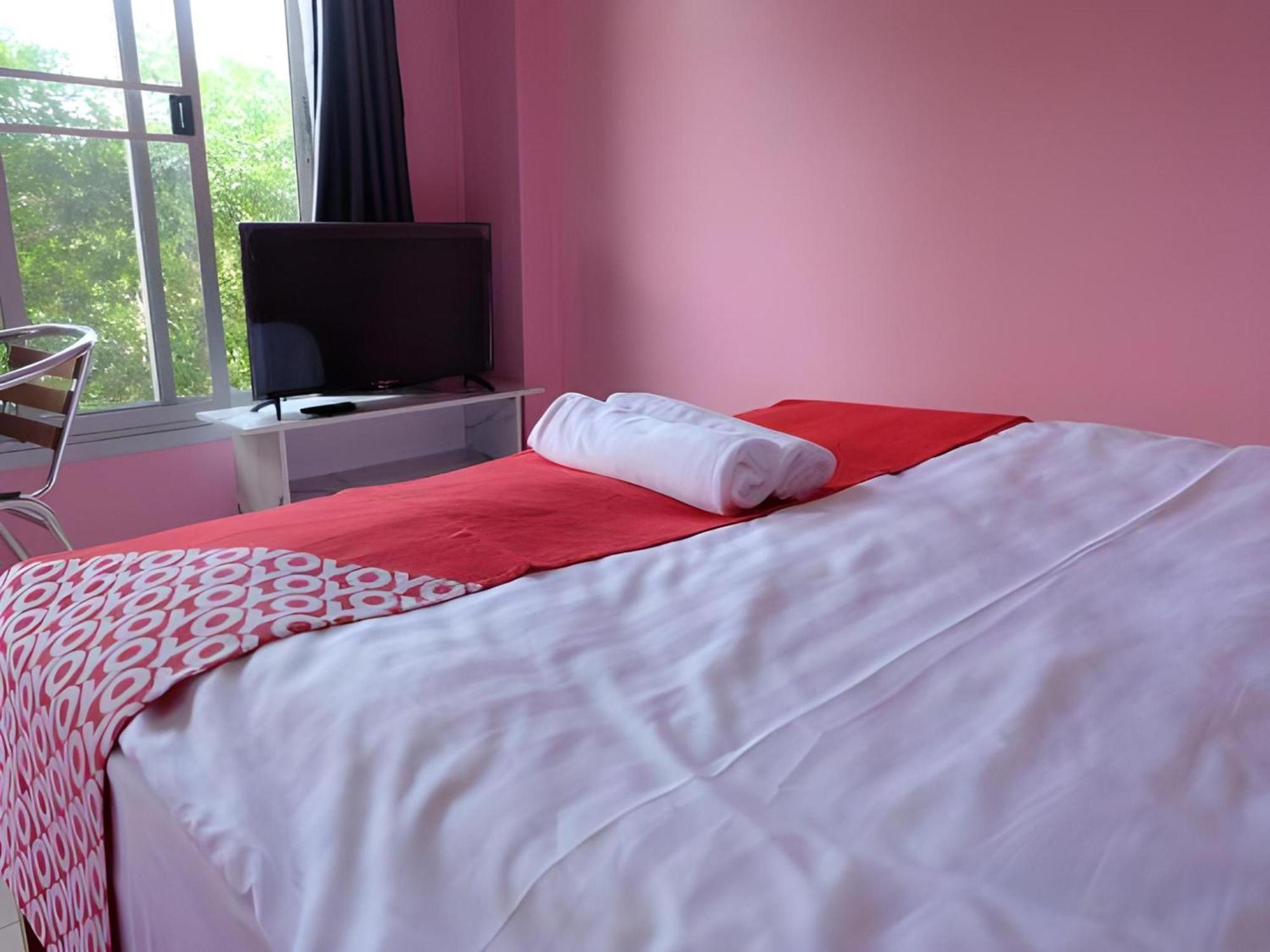 Oyo 75429 '101 Place Navanakorm' Hotel