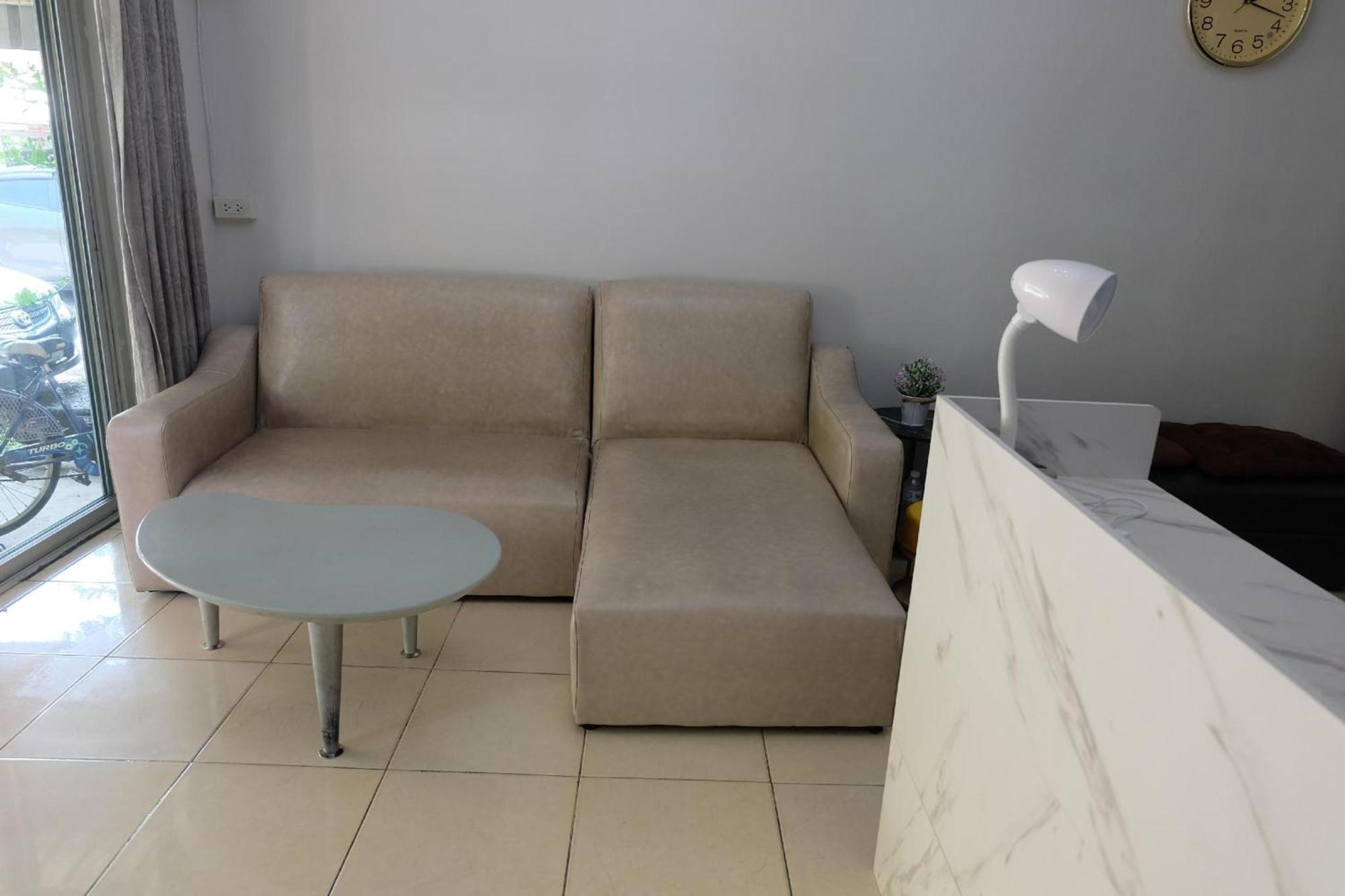 Oyo 75429 '101 Place Navanakorm' 3*