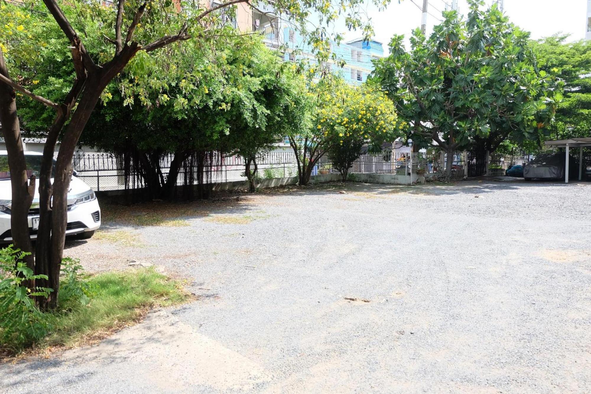 Oyo 75429 '101 Place Navanakorm' 3*