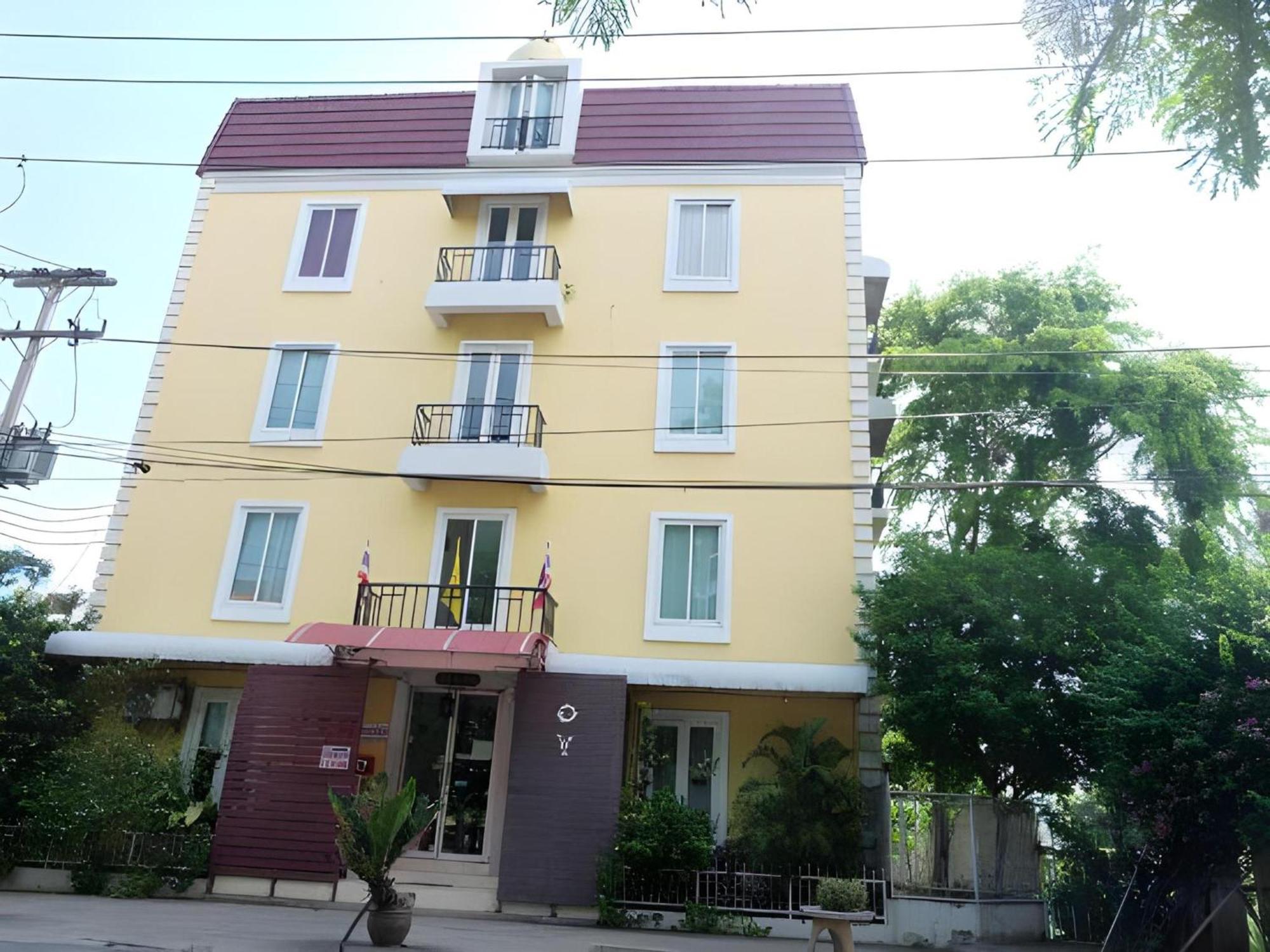 Oyo 75429 '101 Place Navanakorm' Hotel