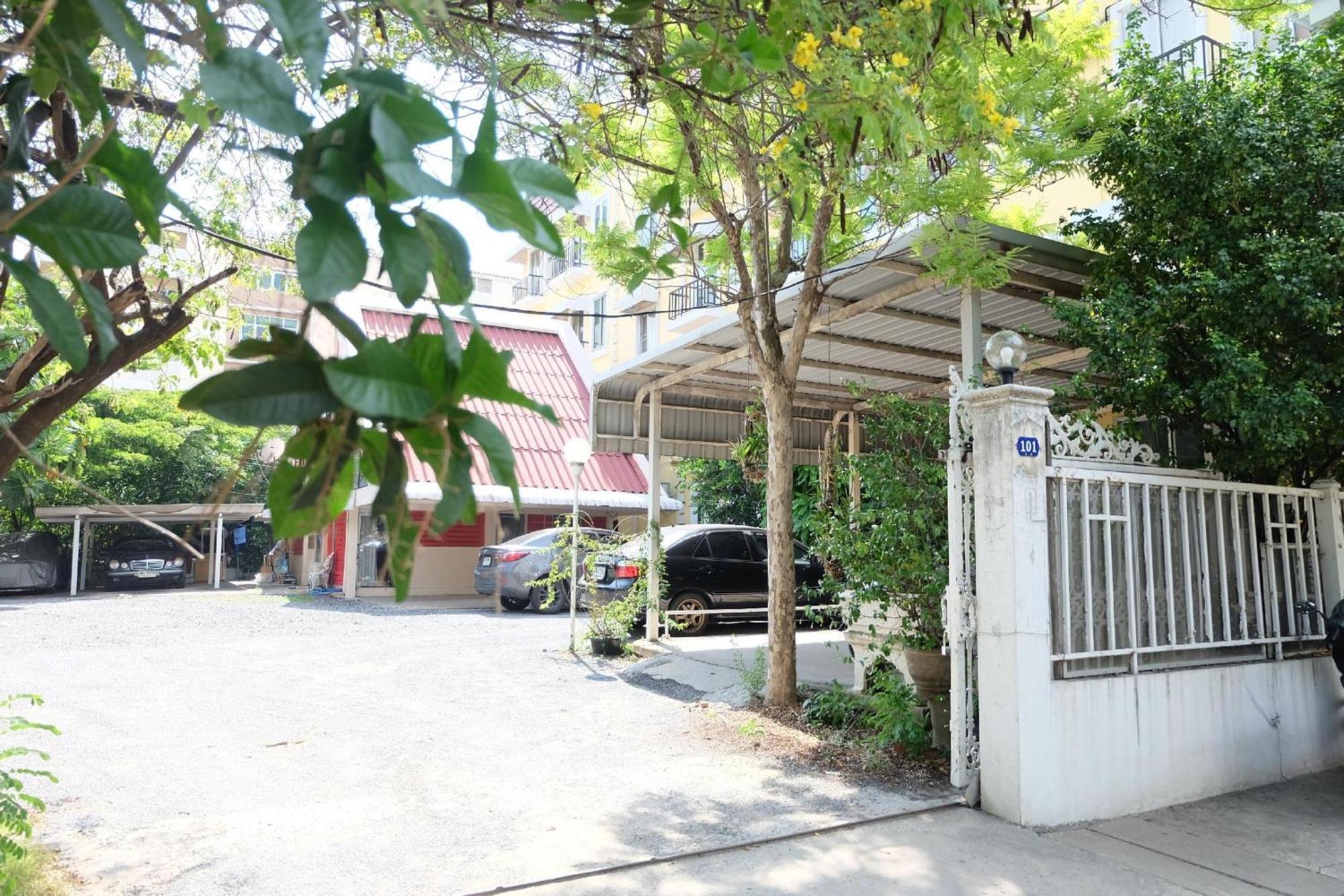 Oyo 75429 '101 Place Navanakorm' Bangkok