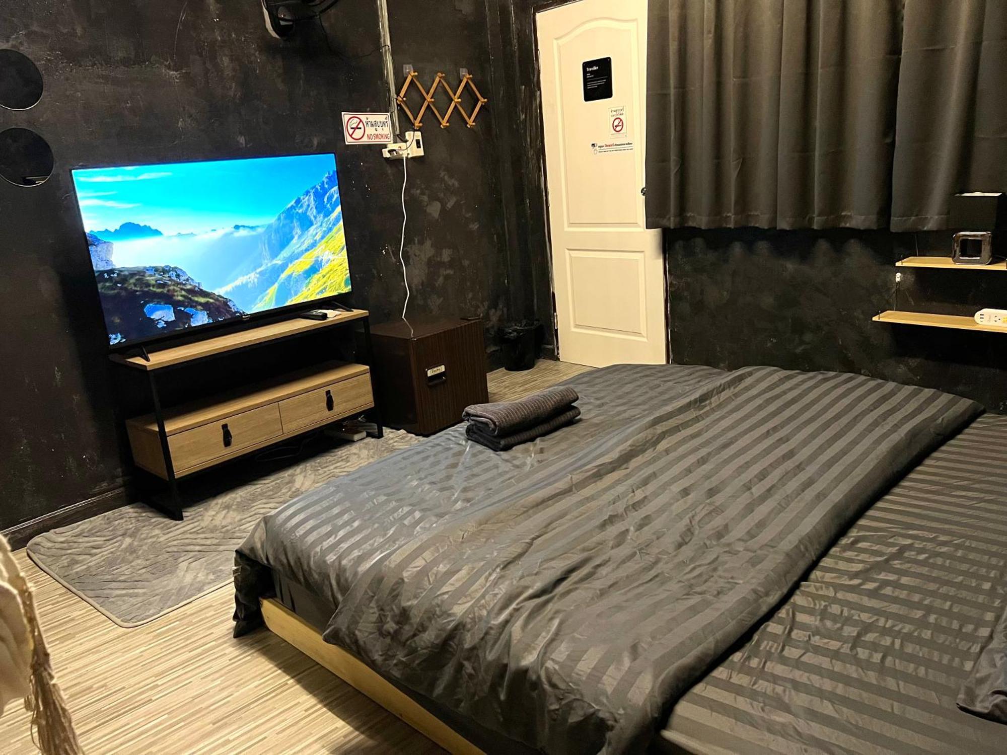 Strays Hostel Bangkok
