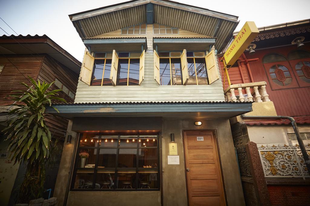 Hostel The Local Surasak