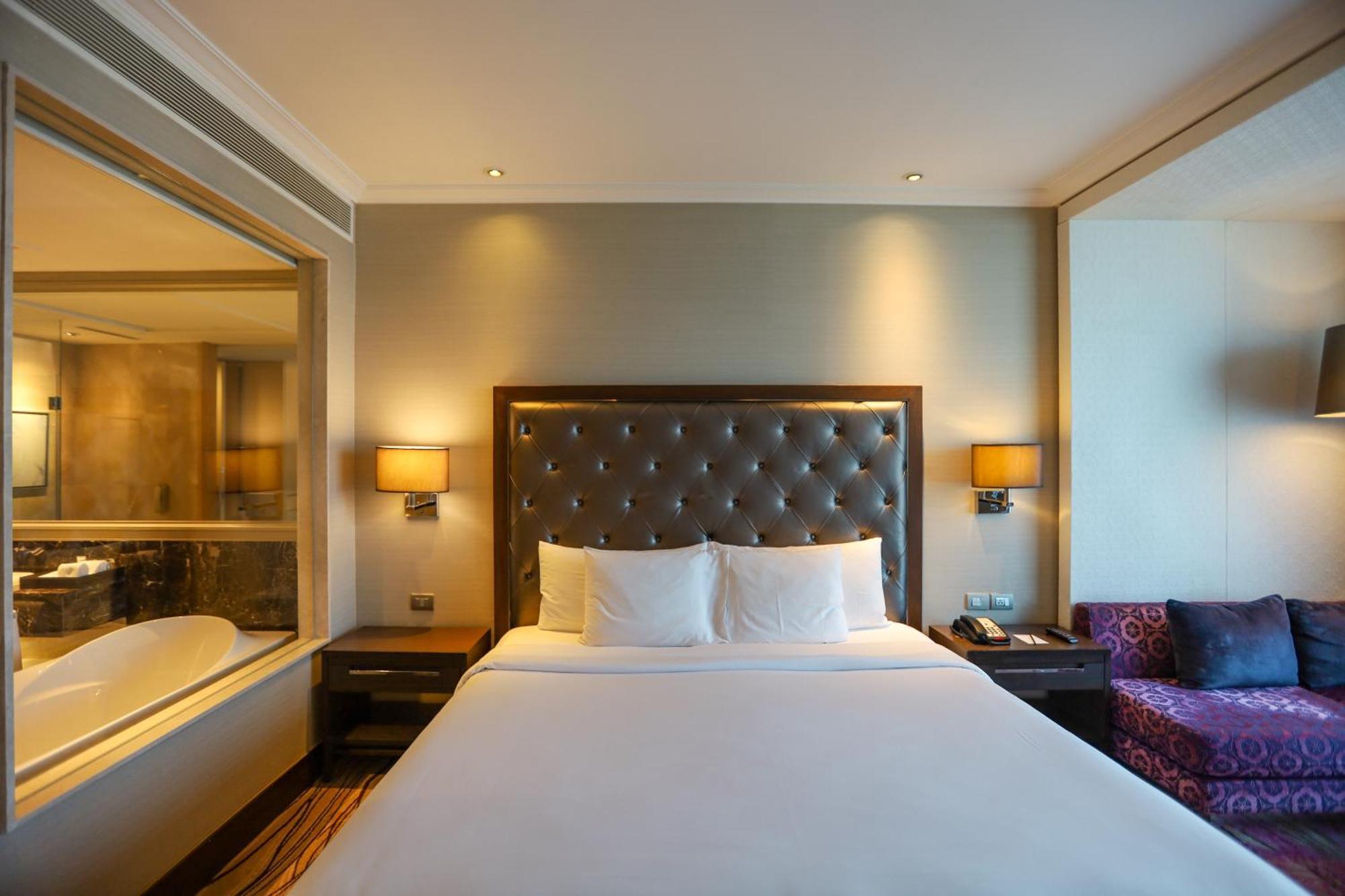 Radisson Blu Plaza 5*