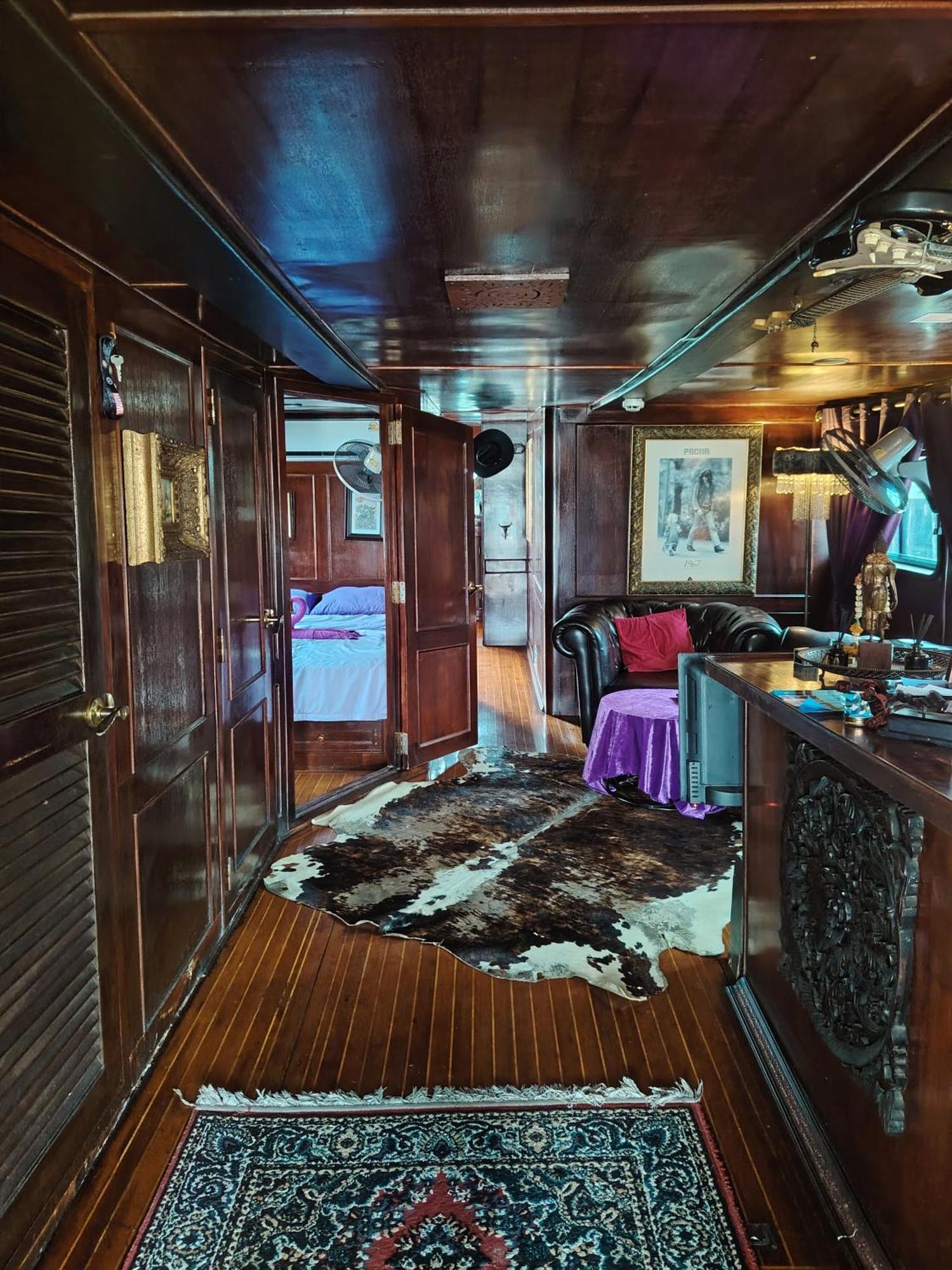 Sabai Sabai Liveaboard Botel *