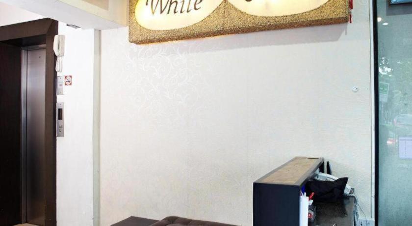 White House Asoke Sukhumvit 18 Bangkok