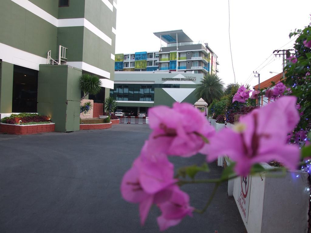 Ratchada Hotel 3*