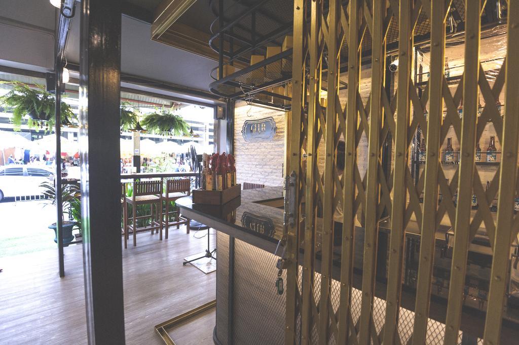 Glad Bar & Restaurant *