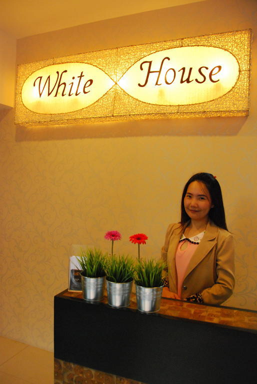 White House Asoke Sukhumvit 18 Bangkok