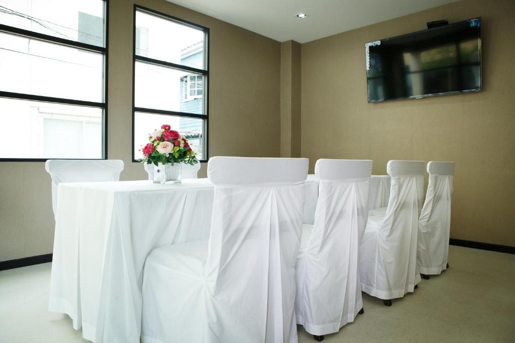 Alisha Court & 4* Bangkok