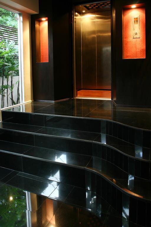 Khách sạn Mirth Sathorn Bangkok
