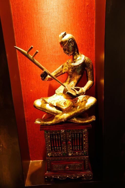 Khách sạn Mirth Sathorn 3*