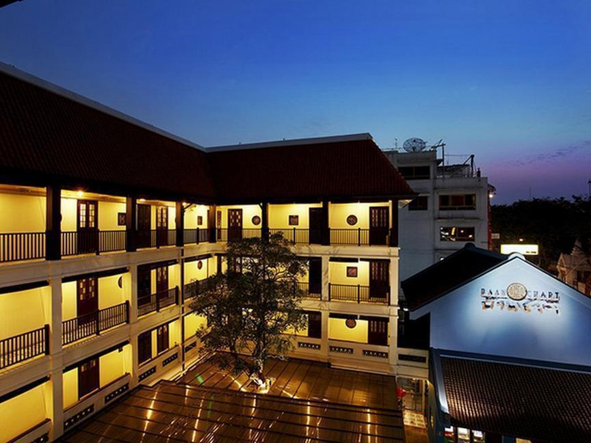 Hotel Baan Chart 4*