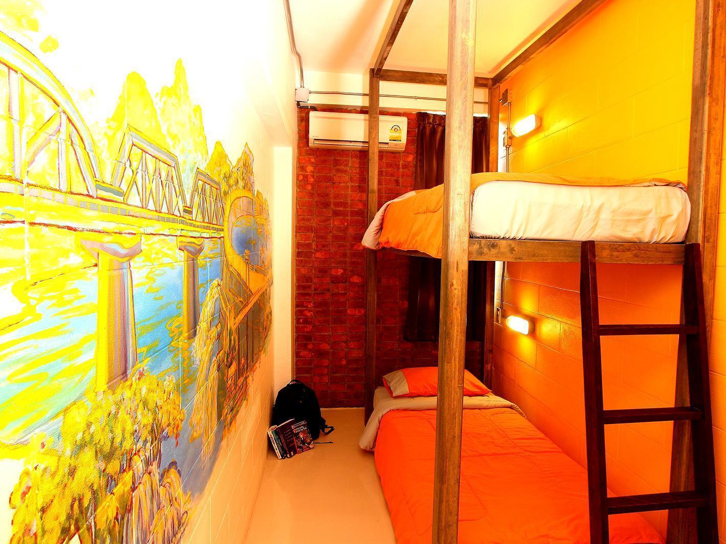Hostel Chic *