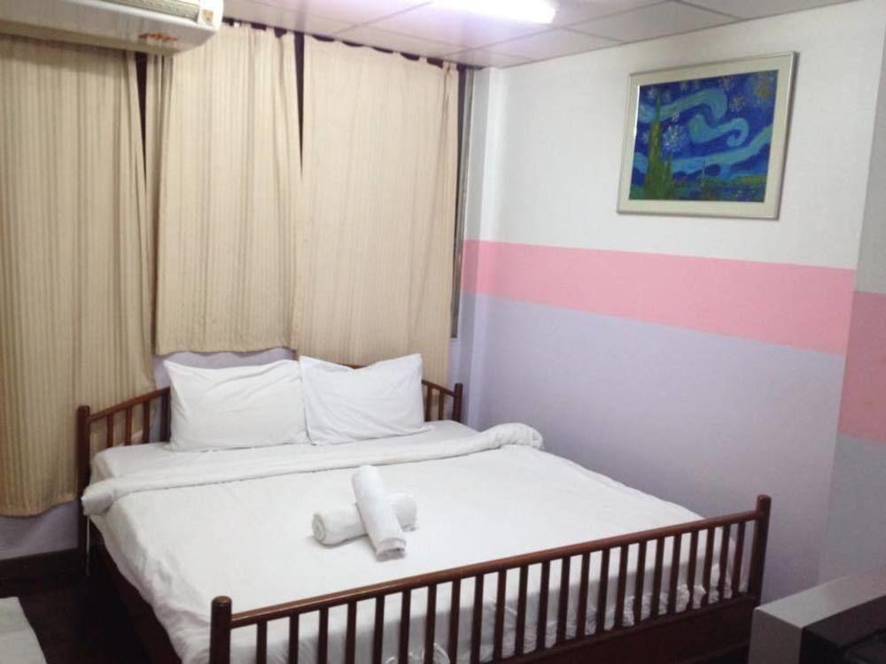 Moom Pon Khlai & Hostel