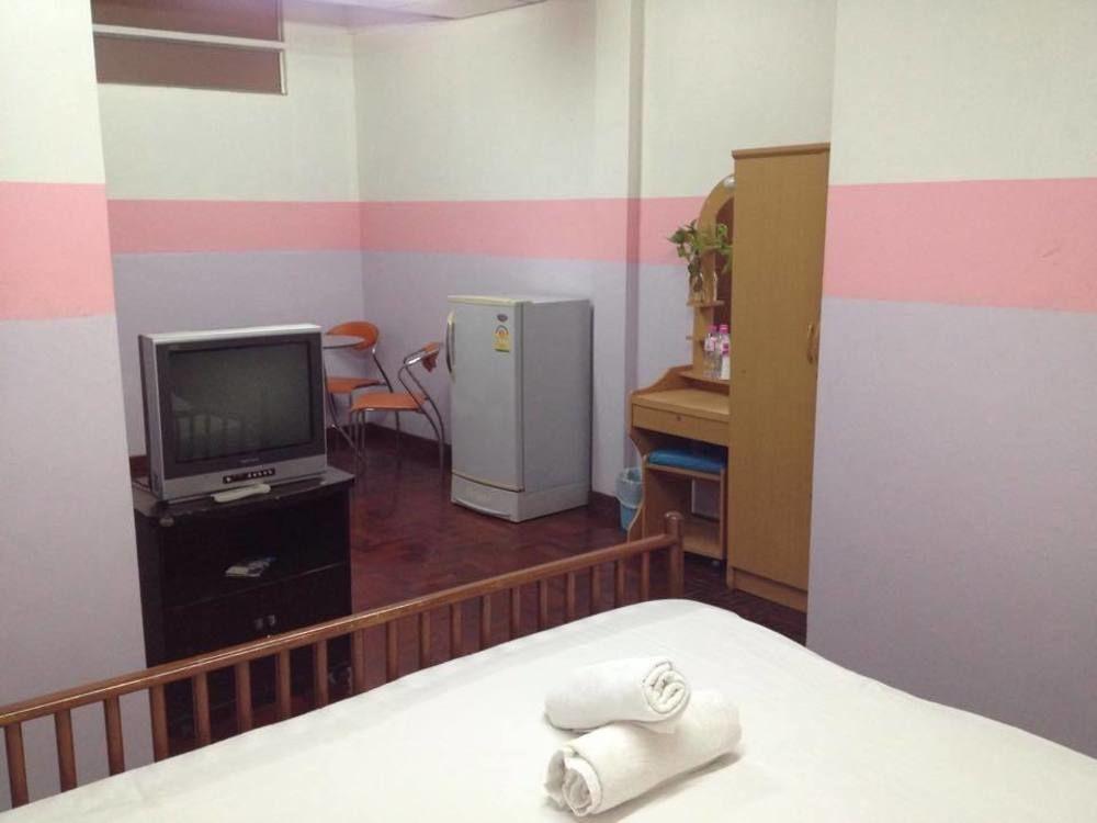 Moom Pon Khlai & Hostel Bangkok