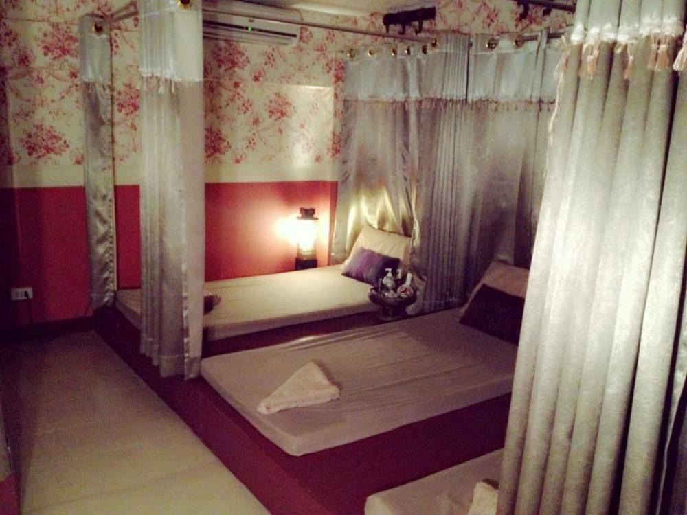 Moom Pon Khlai & Hostel Bangkok