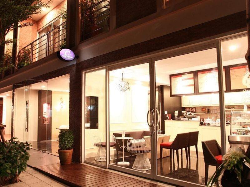 Mirth Sathorn Khách sạn