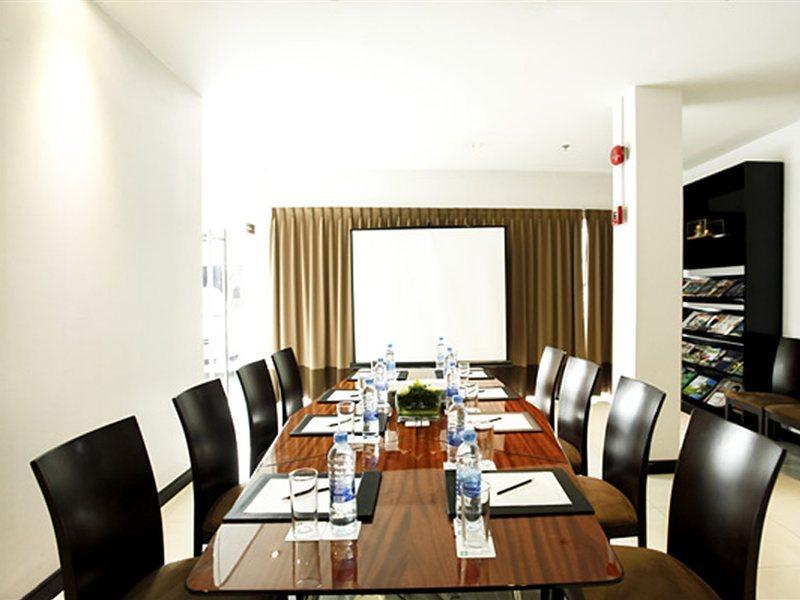 Khách sạn The Embassy Sathorn 3*