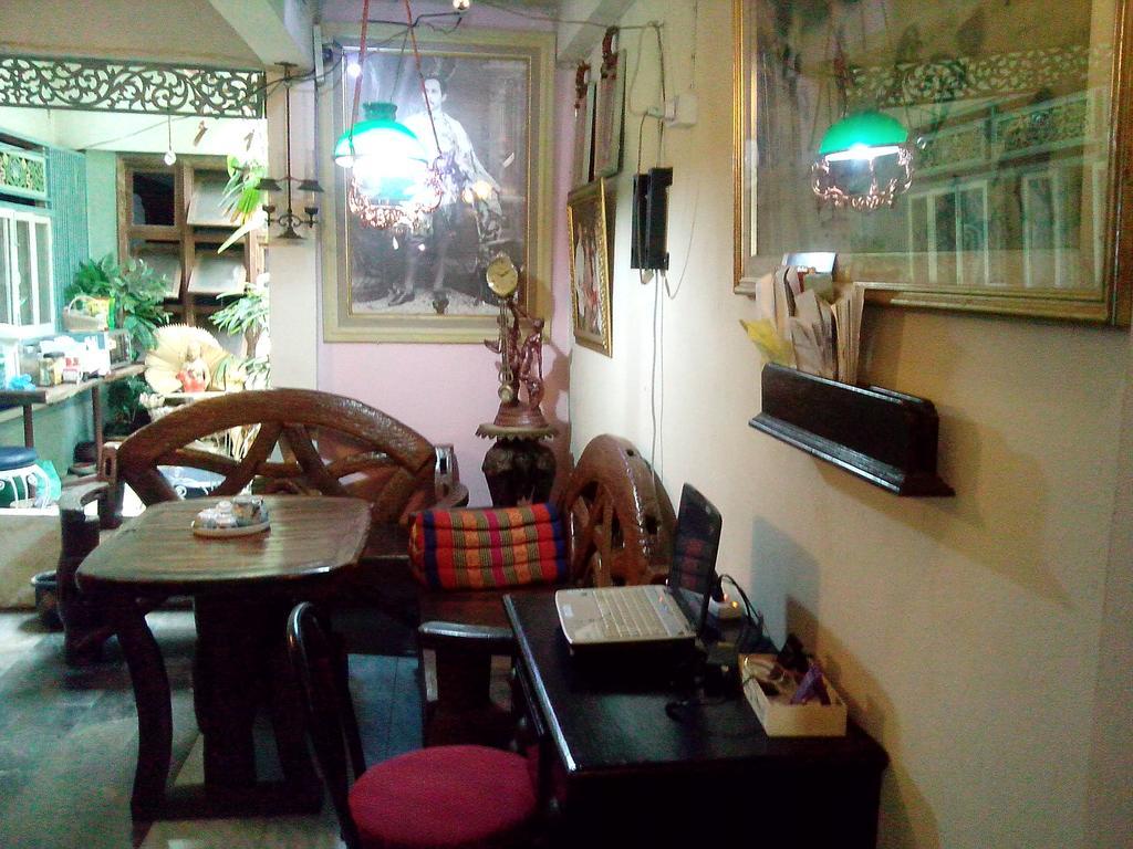 Cafe De Baan Raow *