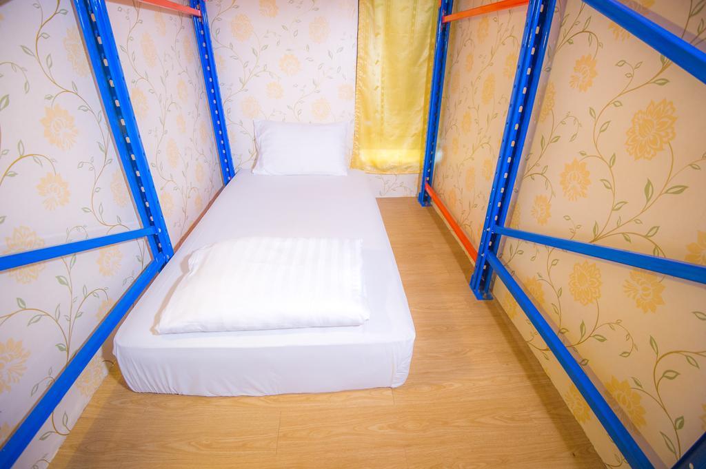 Glad Bar & Restaurant Hostel Bangkok